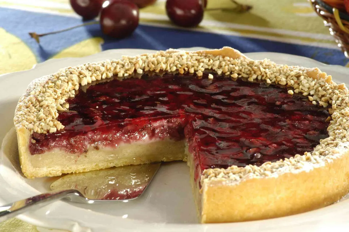 Torta de Castanha com Recheio de Frutas Vermelhas